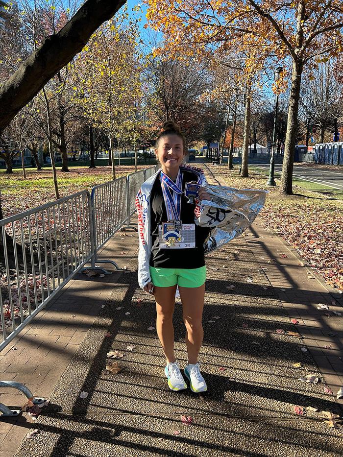 2023年费城半程马拉松赛上，曼娜·波特和她的硬件设备