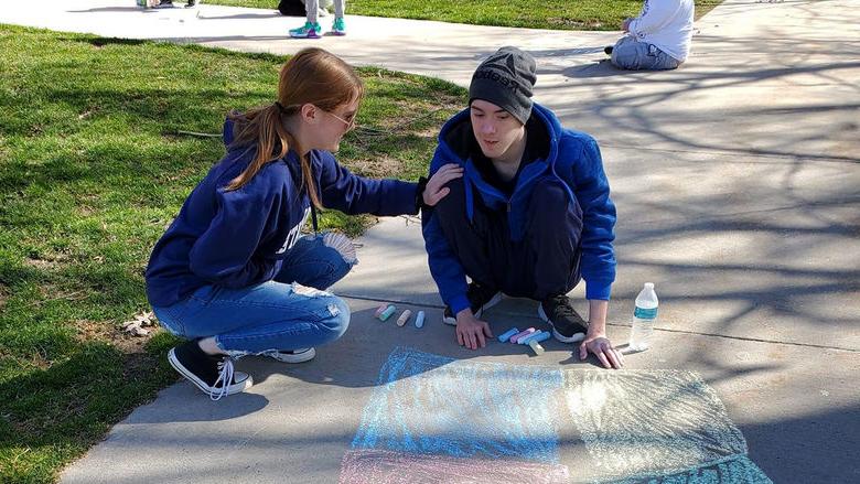 Carson and Sydney at a sidewalk chalk event through Penn State 阿尔图纳’s student organization 我们是 朋友.