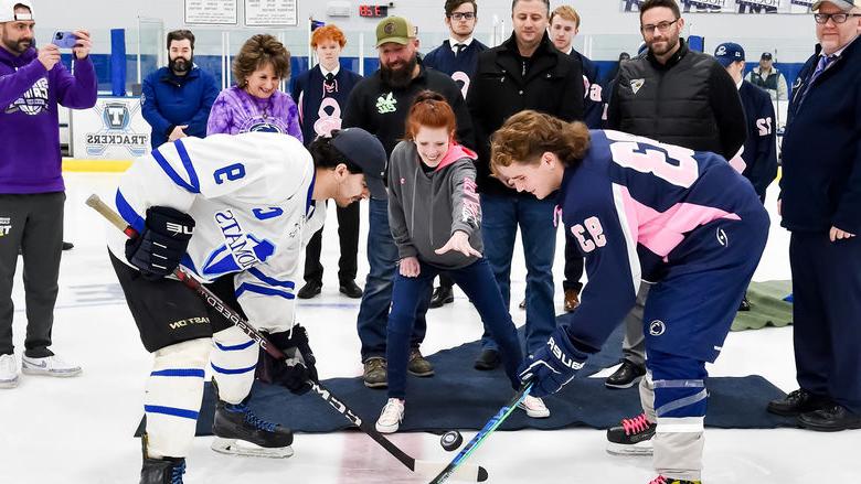 Marissa Carney, Penn State 阿尔图纳’s media and public relations coordinator and breast cancer survivor, performs the ceremonial puck drop.