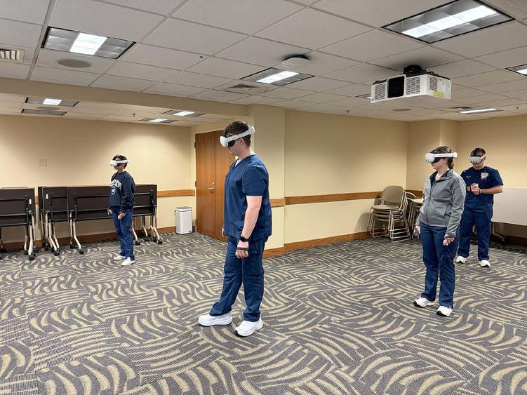 十大网投平台信誉排行榜阿尔图纳分校 nursing students using virtual reality